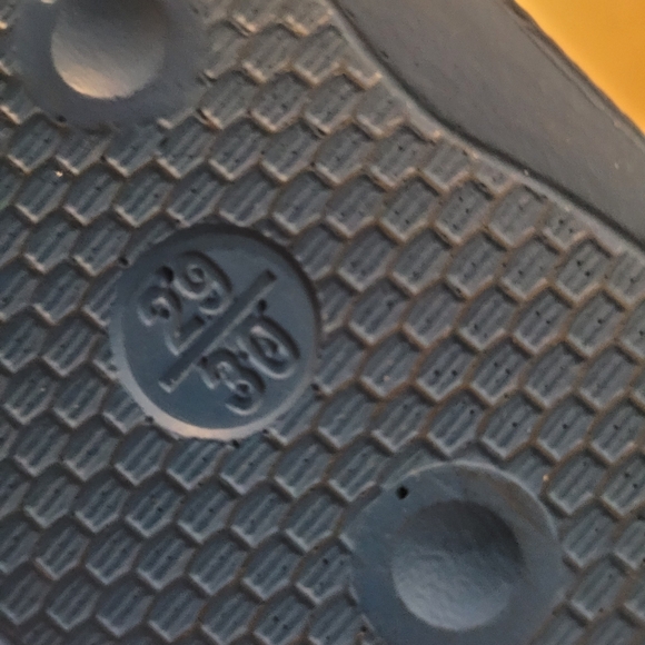 Off-white slides - Picture 3 of 4